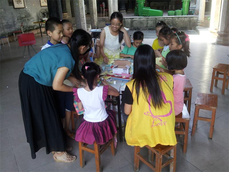 队员们教小朋友做盆栽 伟德国际1946