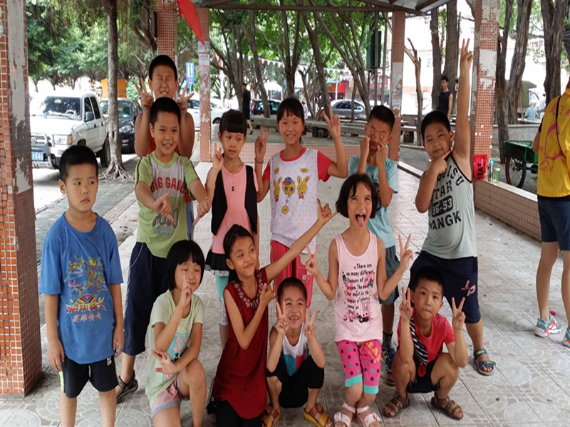 同学们做完活动后的欢乐合照 伟德国际1946