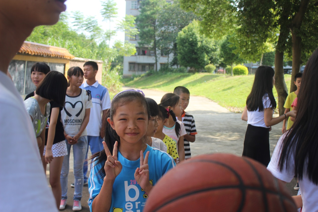 学生们绽放出灿烂的笑脸 伟德国际1946