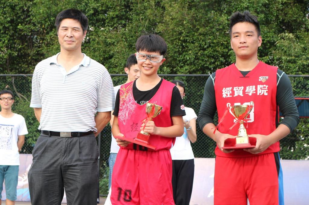 李旭武为男女子组冠军颁奖 伟德国际1946