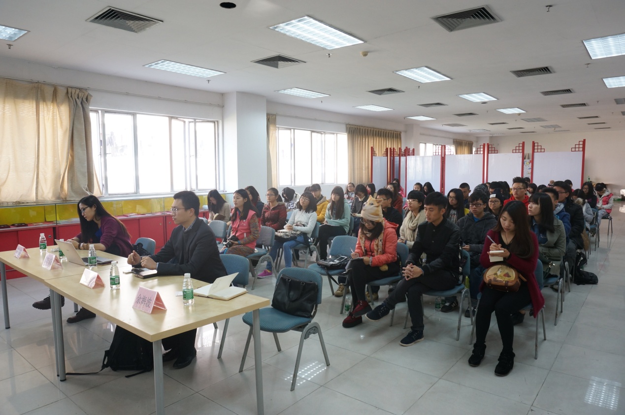 学员认真听讲 伟德国际1946