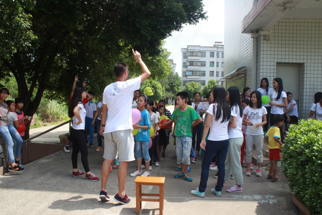 “情之程”队员们声嘶力竭地讲解规则 伟德国际1946