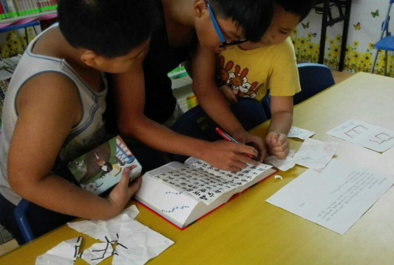 大家在专心致志地破解线索 伟德国际1946