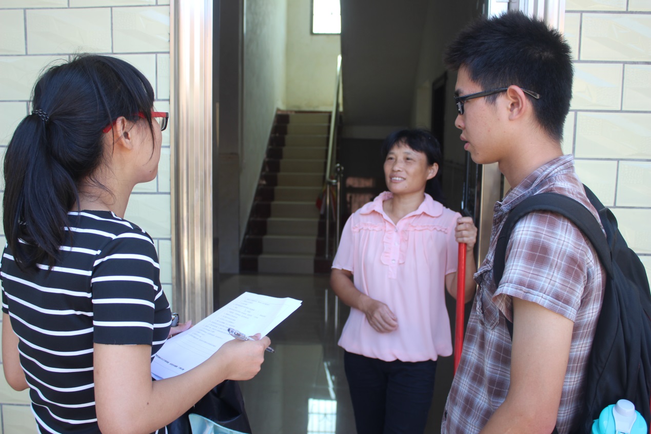 组员黄小宝在询问大塘村的居民 伟德国际1946