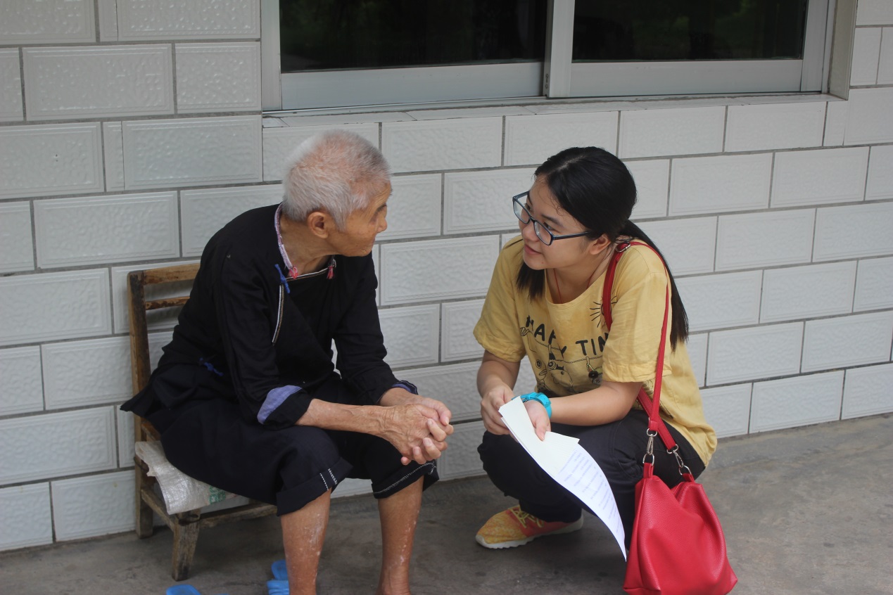 副队长符菁芸在询问老人 伟德国际1946