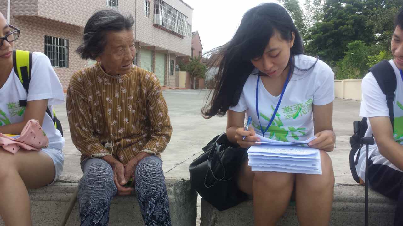 队员们在和老人聊天 伟德国际1946