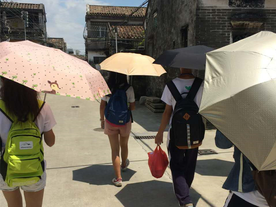 队员们行走在崖口村的巷子中 伟德国际1946