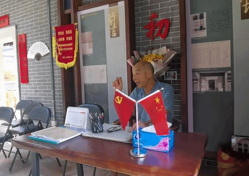 老党员在玉文沈公书塾讲解革命历史