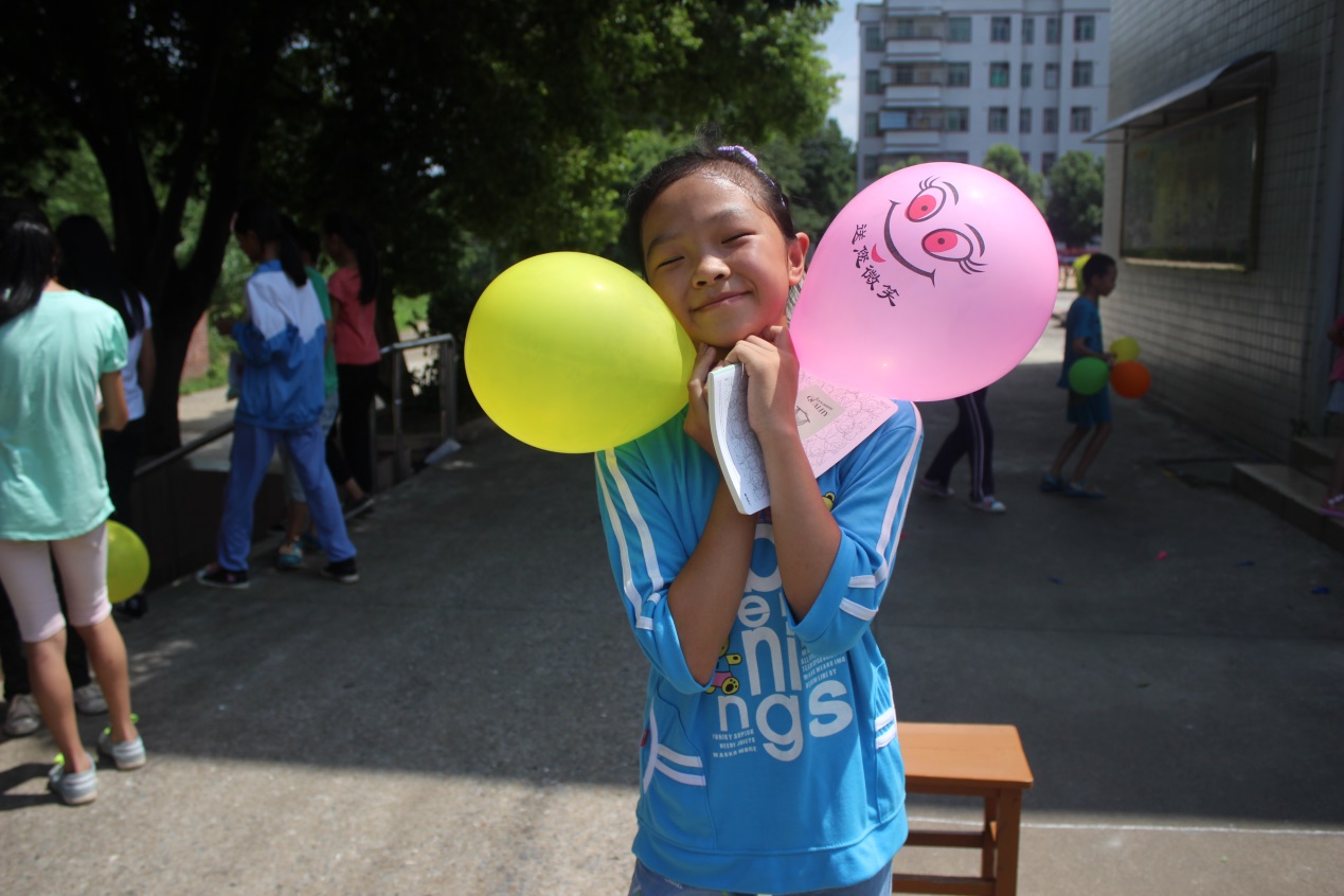 学生们绽放出灿烂的笑脸 伟德国际1946