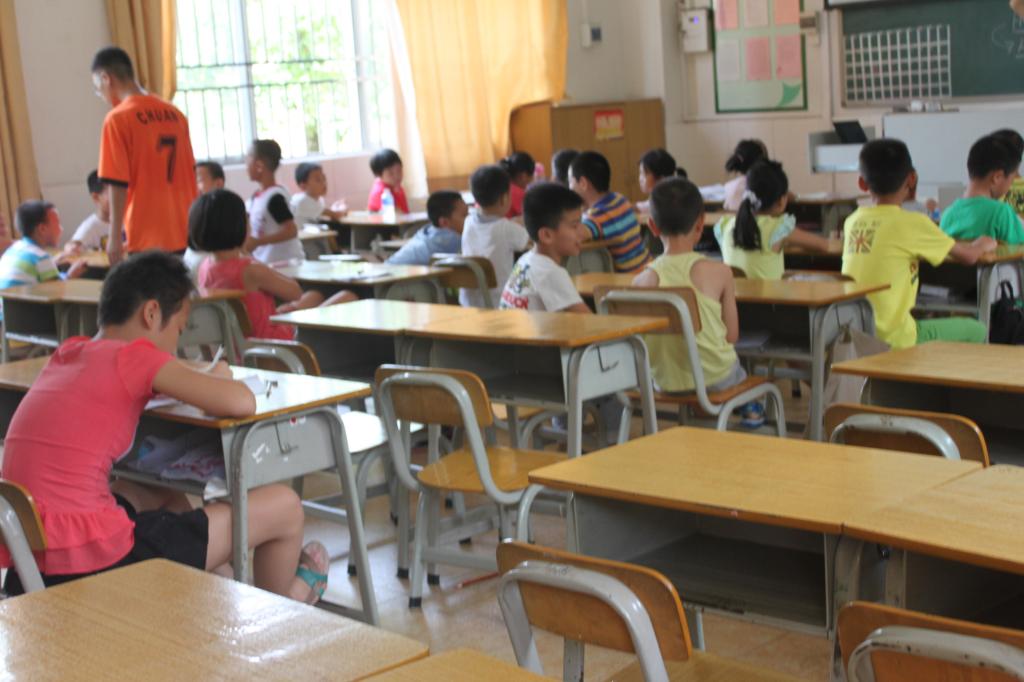 魔术课上老师在与学生互动 伟德国际1946