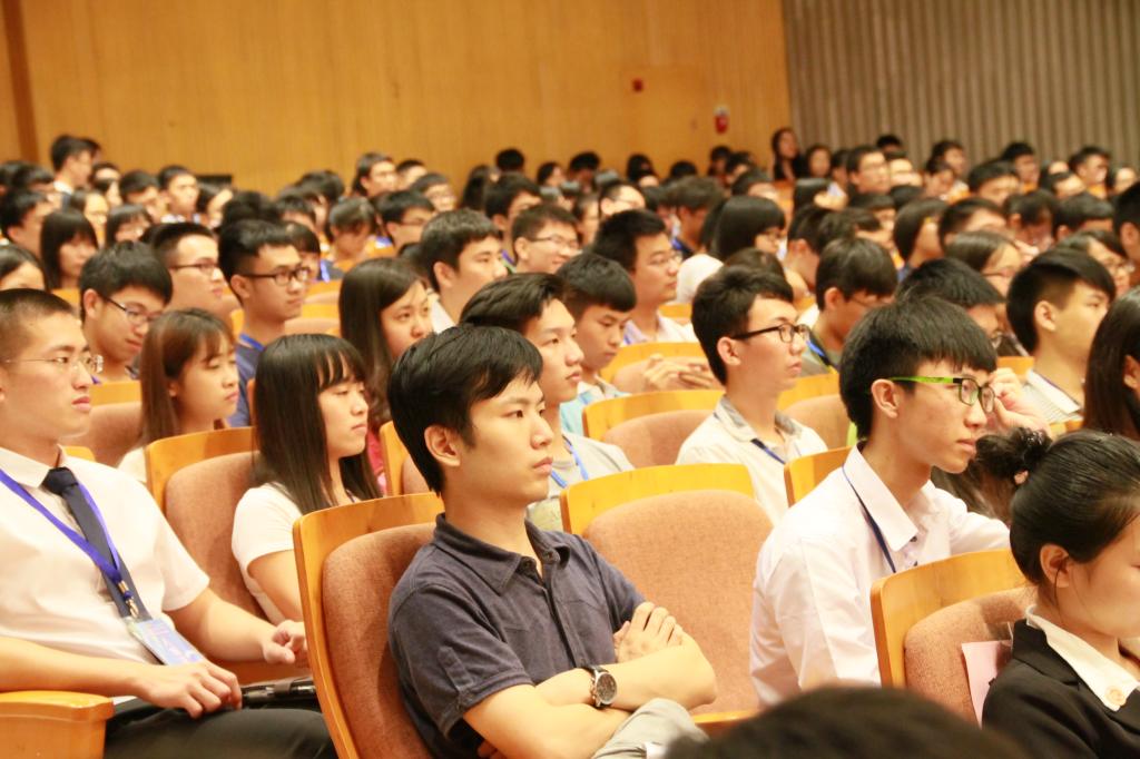 同学们正在倾听韩启德主席的发言 伟德国际1946