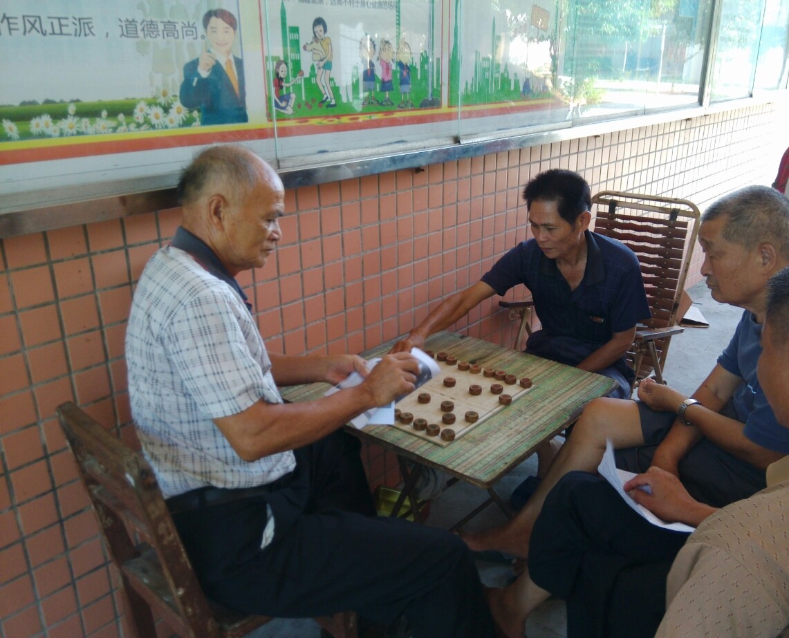 老人阅读传单 伟德国际1946