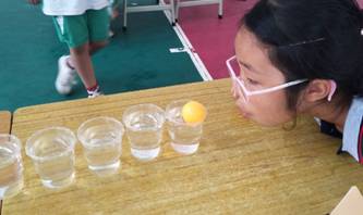 说明: 图片包含 人员, 餐桌, 室内, 地板已生成极高可信度的说明