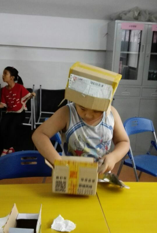 小朋友利用找线索的箱子装扮得萌萌哒 伟德国际1946