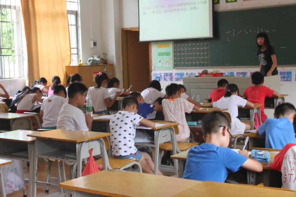 学生们在认真地学日语 伟德国际1946