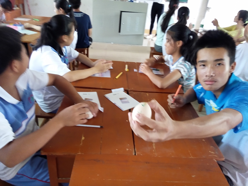 同学们手绘鸡蛋 伟德国际1946