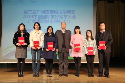 卢景辉副书记为志愿者组织工作先进个人颁奖 伟德国际1946