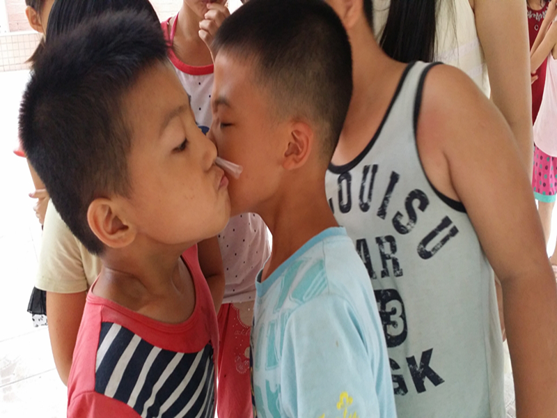 同学们在传吸管 伟德国际1946