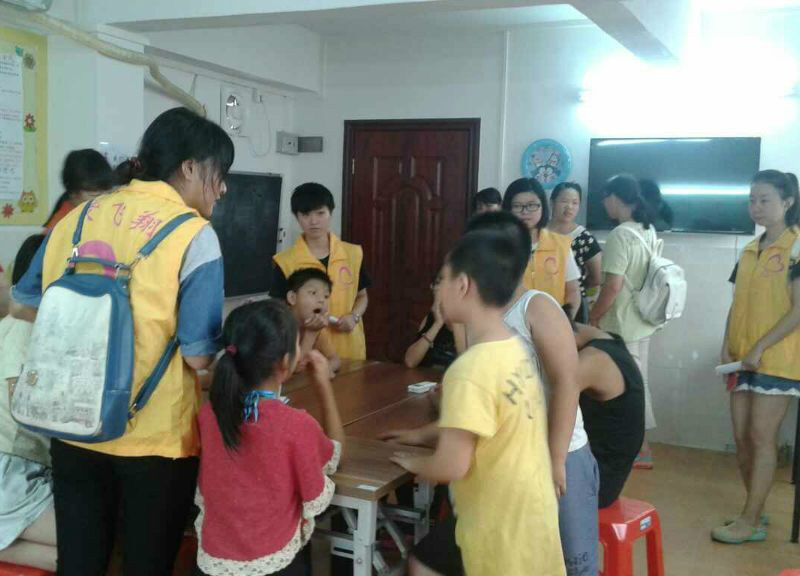 小朋友们各自写名字,准备好撕名牌啦 伟德国际1946