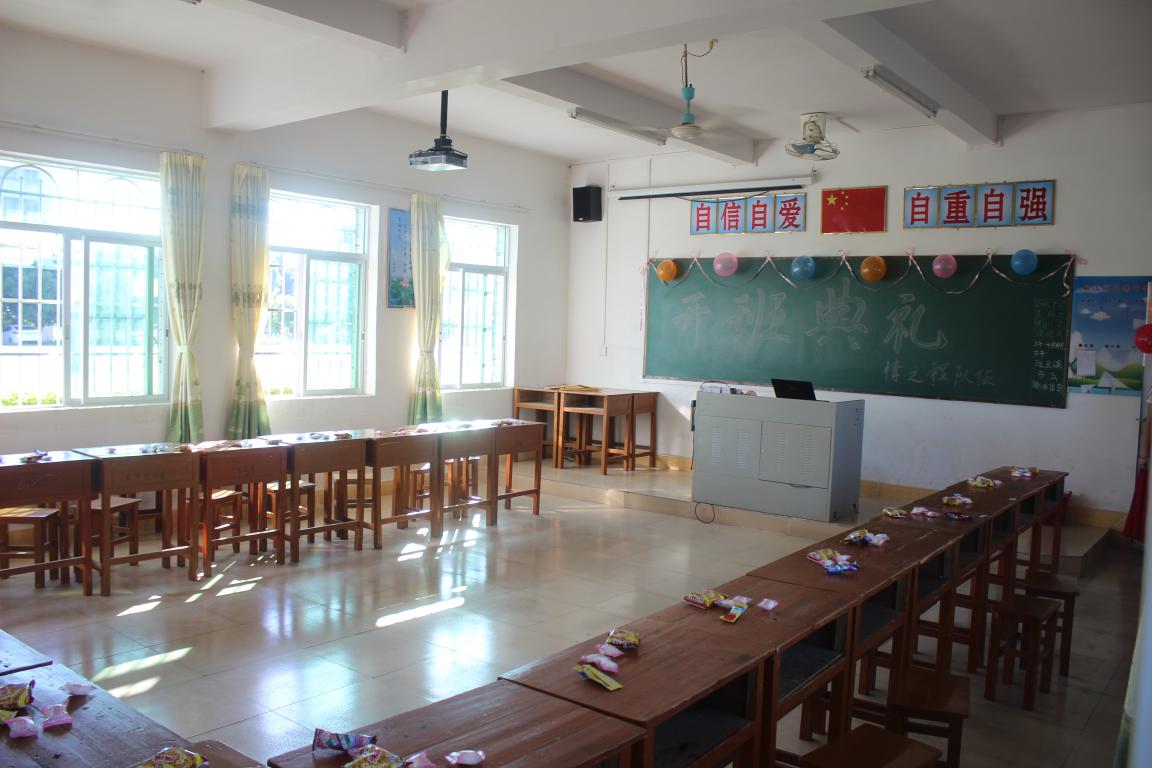 干净整洁的教室 伟德国际1946