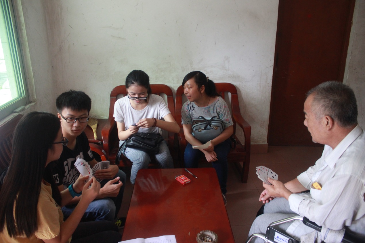 调研组的队员们陪老爷爷娱乐 伟德国际1946