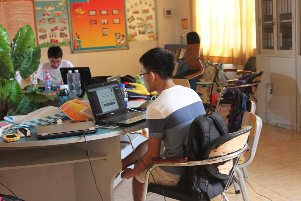 老师在认真备课 伟德国际1946