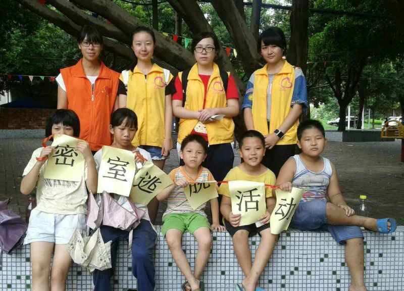 小朋友们与队员们合照 伟德国际1946