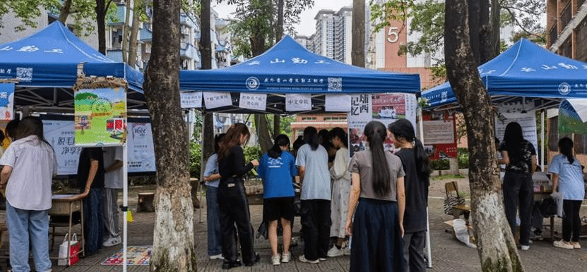 一群人站在街道上描述已自动生成