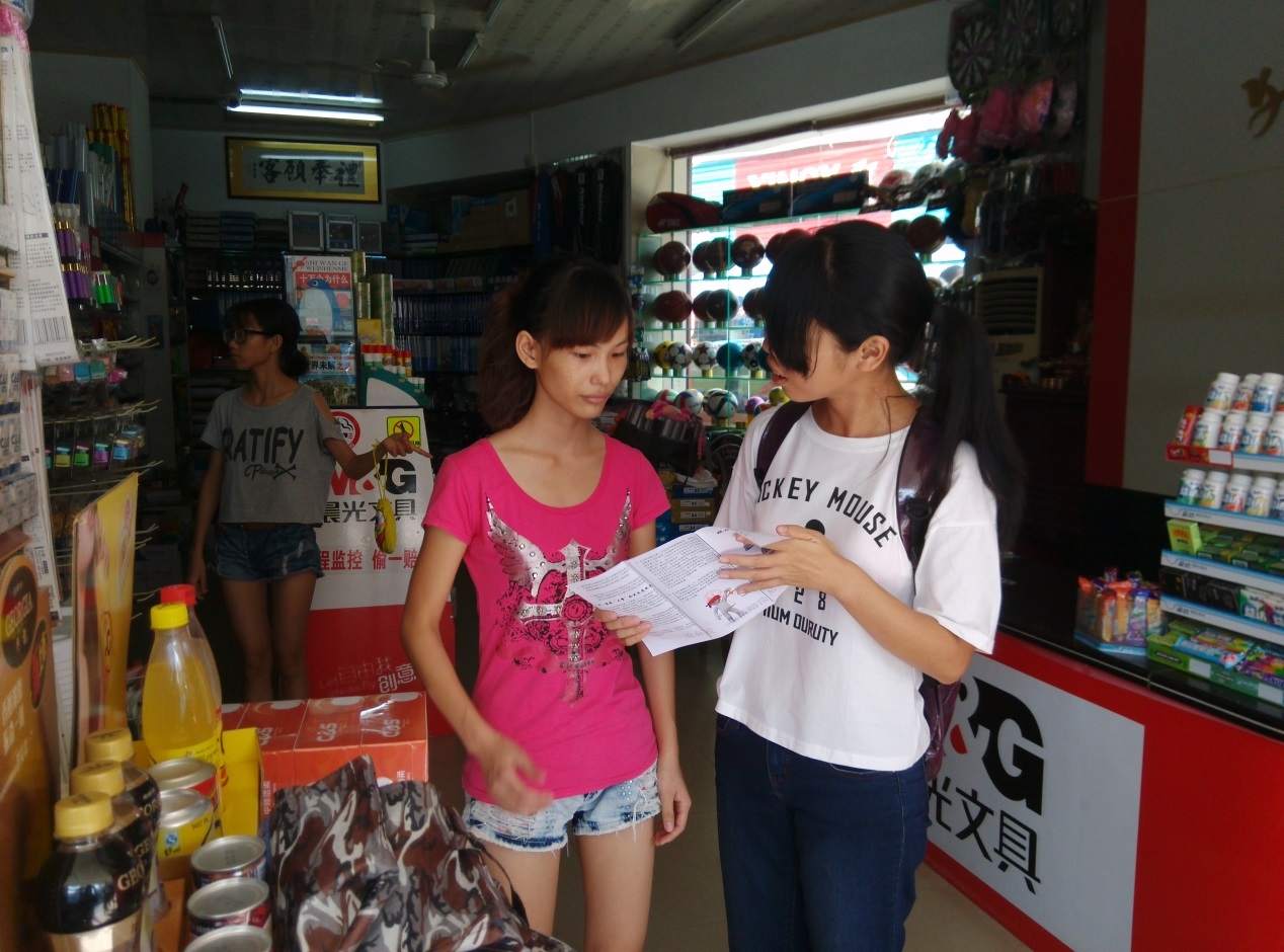 向商贩讲解财税知识 伟德国际1946