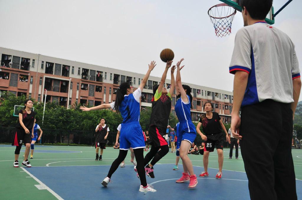 精彩激烈的女子篮球赛现场 伟德国际1946