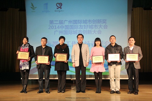 朱小燚副主任为志愿服务优秀组织单位颁奖 伟德国际1946