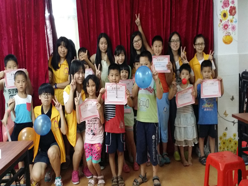 老师和同学们在颁奖典礼上的合照 伟德国际1946