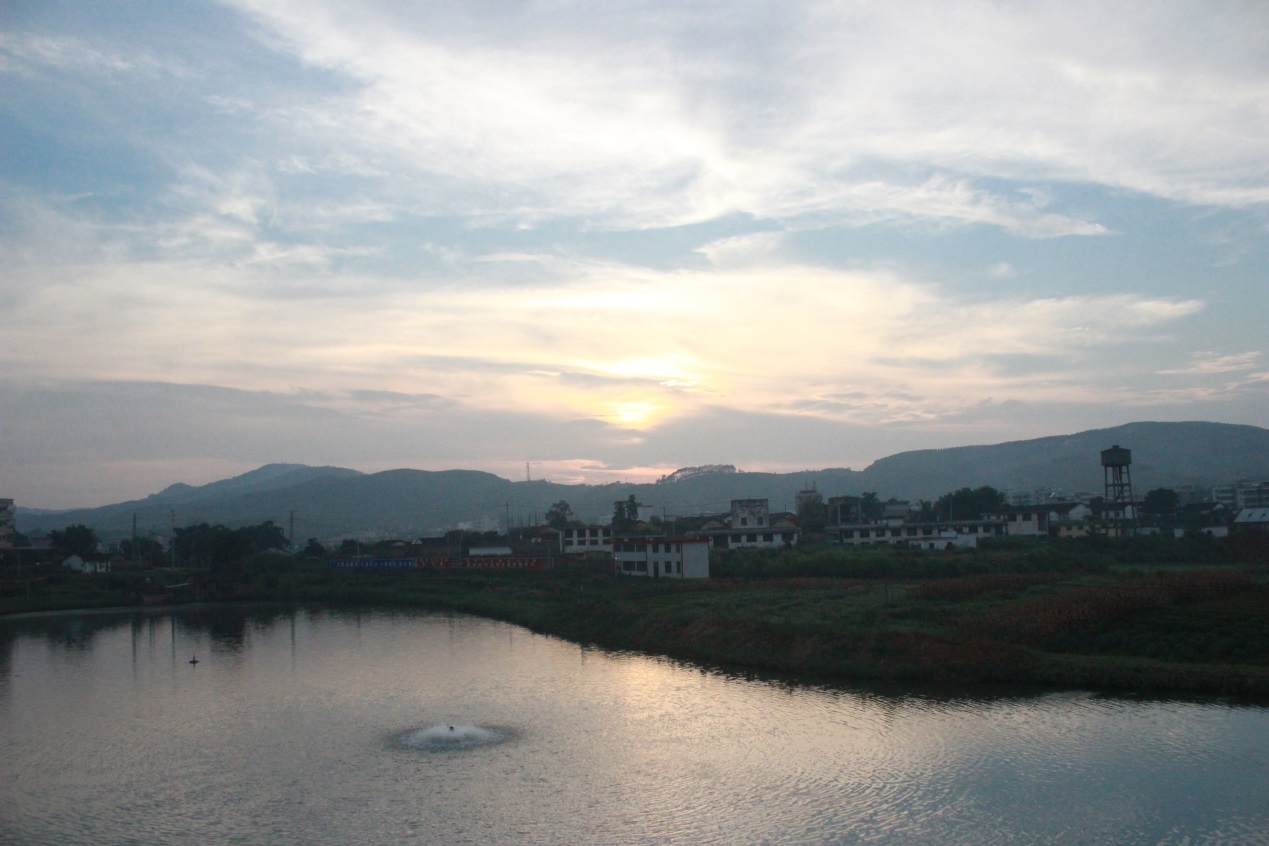 每天组员都是伴着这样的夕阳下回到学校 伟德国际1946