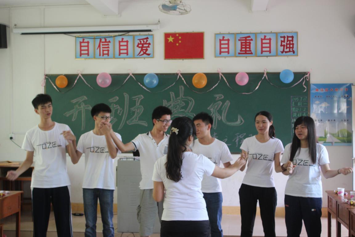 调研组歌曲表演《栀子花开》 伟德国际1946