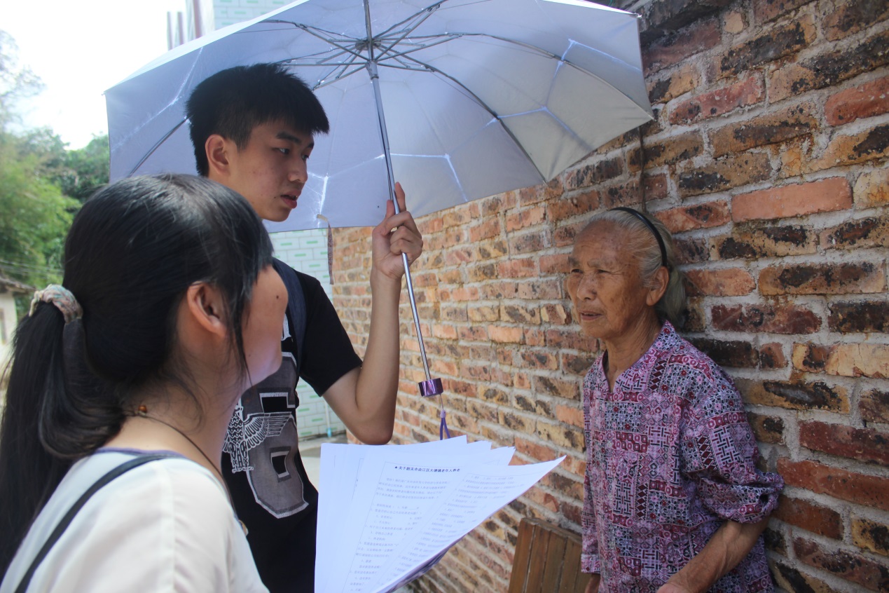 组员们在询问老奶奶有关养老的问题 伟德国际1946